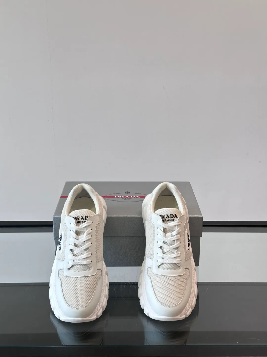 p440 "PRAD＊" men's new soft leather casual sneakers. This sneaker is made of Napa cowhide. The leather is soft and delicate, with a natural texture, which improves breathability. The rubber triangle logo on the outside embellishes the shoe body. The tongue and heel are decorated with brand letter logo details. Ultra-lightweight 6cm concave and convex rubber thick sole with PRADA letter logo on the side and cowhide lining. It feels comfortable on the foot and is exquisite and versatile! Size: 38-44 (45.46 customized)